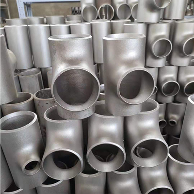 อุปกรณ์ท่อเหล็กโลหะผสม ASME B16.9 ASTM A234 WP11 ทีไม่มีรอยต่อ 2 '' SCH40 ทีเท่ากับ