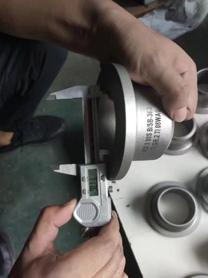 ASTM B366 ปลั๊กเหล็กหลอม 4 "ปลั๊กท่อเกลียวตัวผู้ข้อต่อท่อเหล็กโลหะผสม